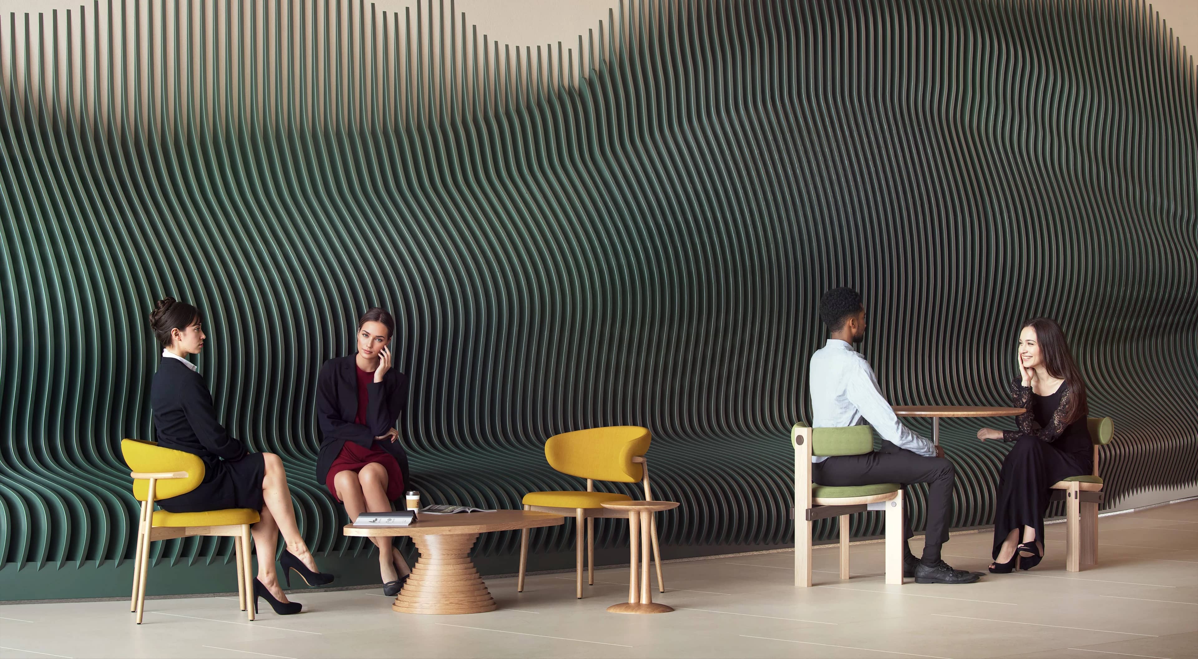 Hall do Martim com parede ondulada verde e poltronas amarelas