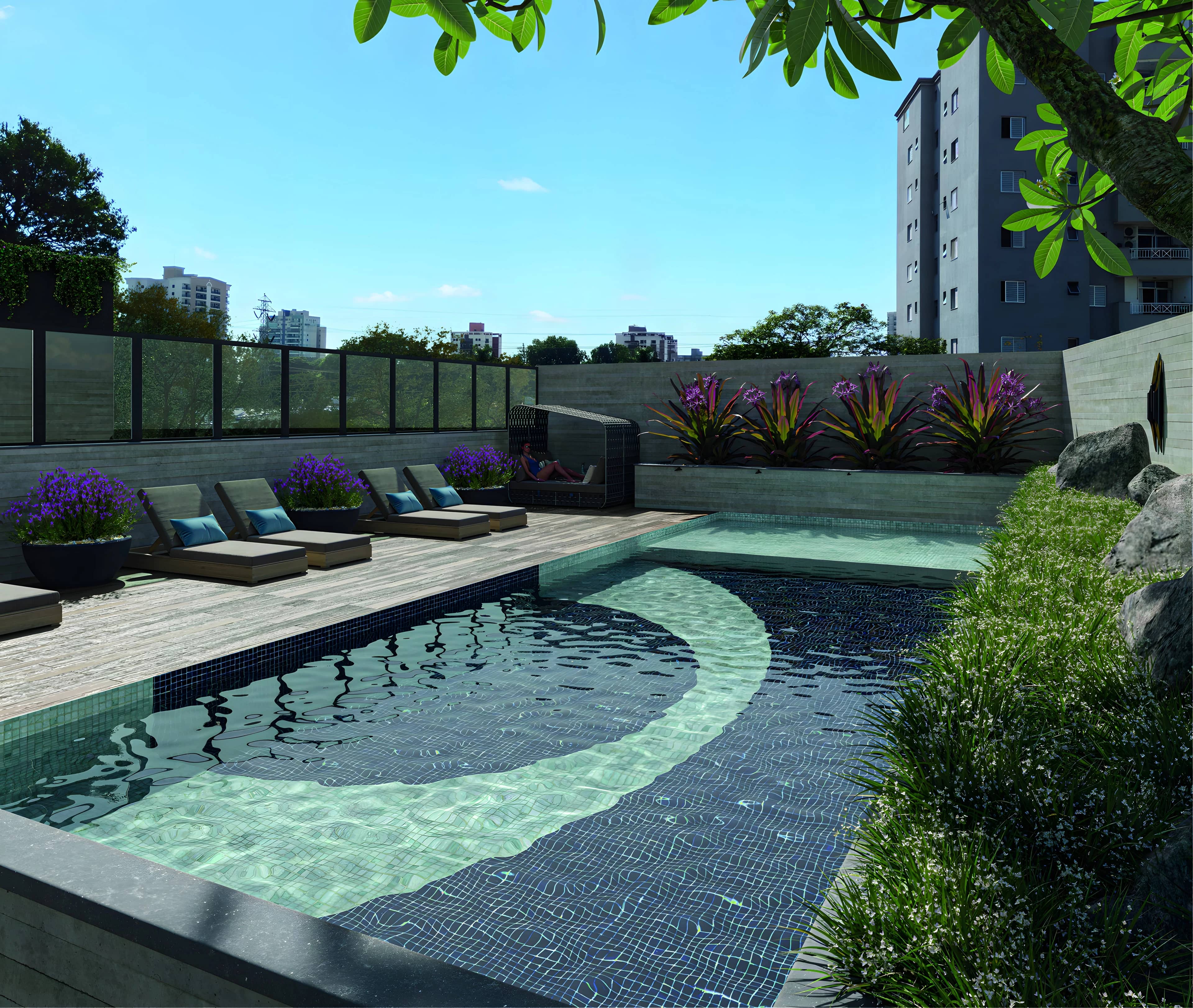 Piscina com prainha do Speciale cercada de jardim